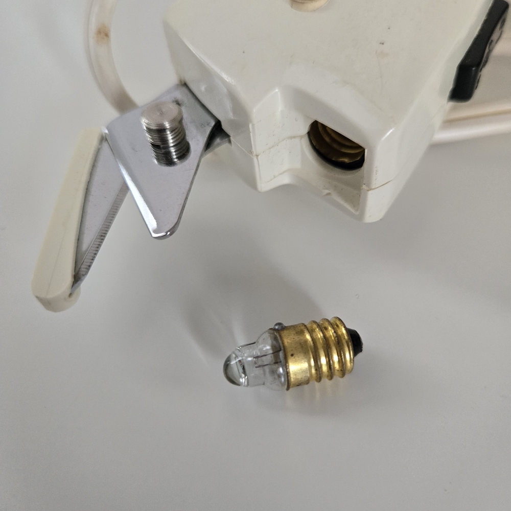 1970's Aunt Mary's Electric Scissors Model A3004 - Picture 8 of 10